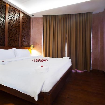 Almond Hotel Bassac River Phnom Penh Exteriör bild