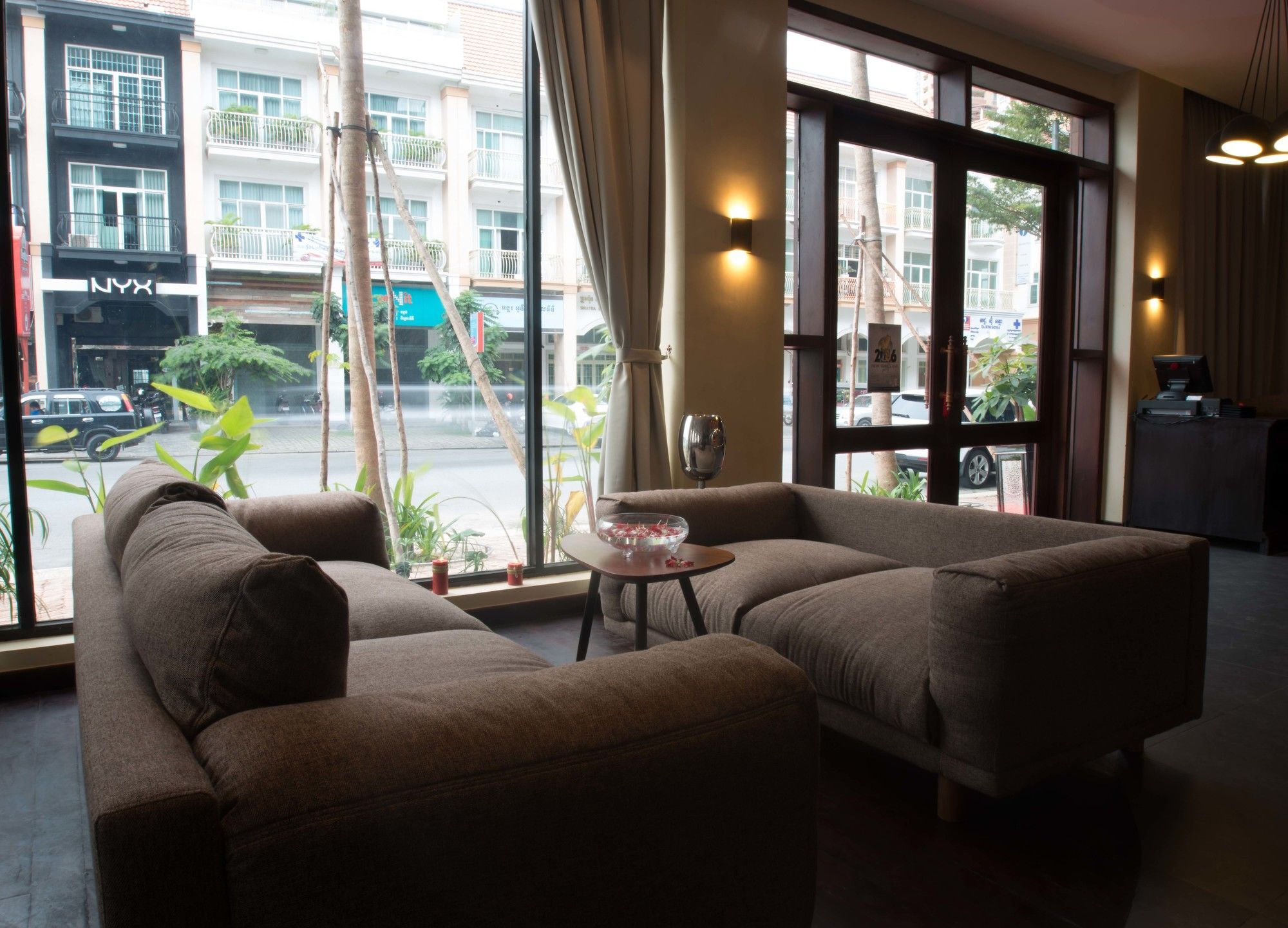 Almond Hotel Bassac River Phnom Penh Exteriör bild
