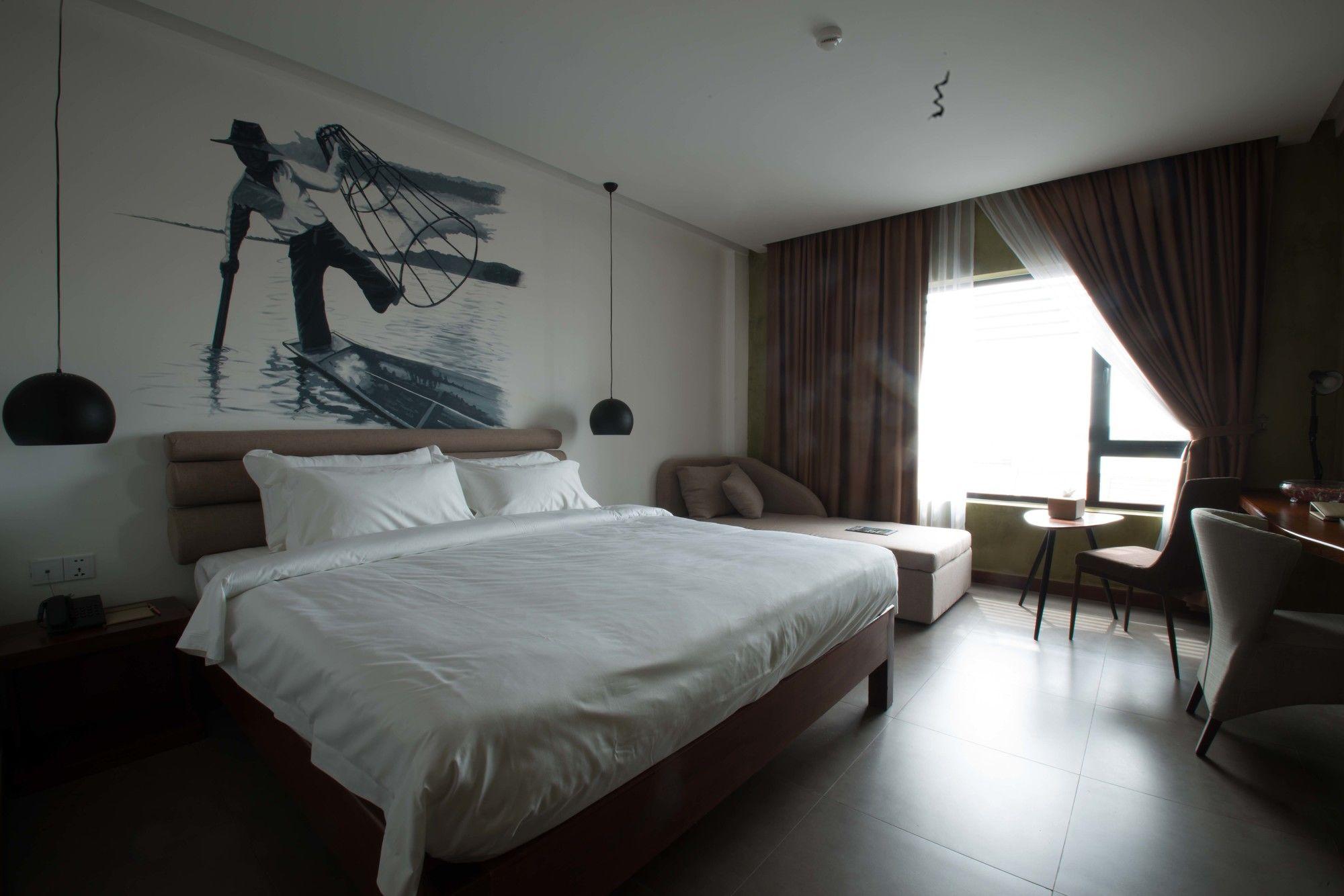 Almond Hotel Bassac River Phnom Penh Exteriör bild