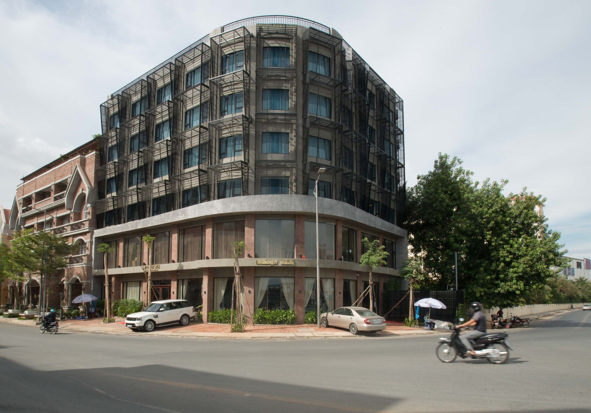 Almond Hotel Bassac River Phnom Penh Exteriör bild