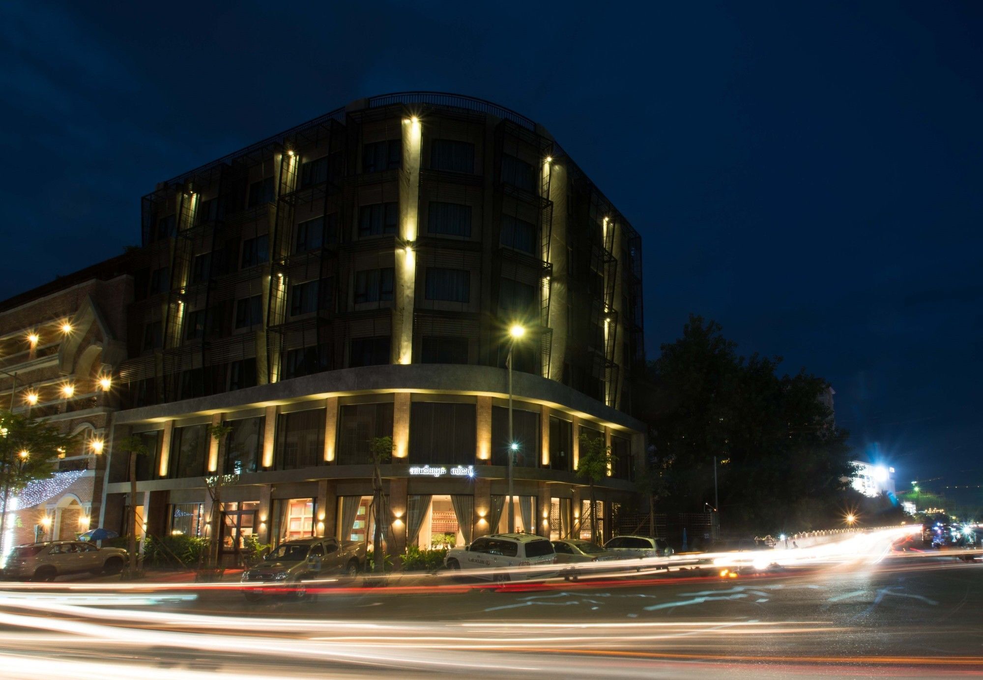 Almond Hotel Bassac River Phnom Penh Exteriör bild