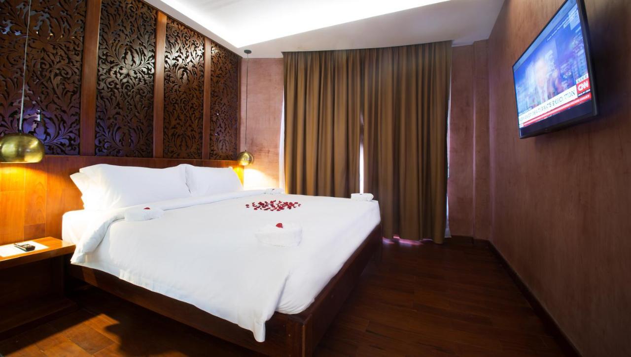 Almond Hotel Bassac River Phnom Penh Exteriör bild