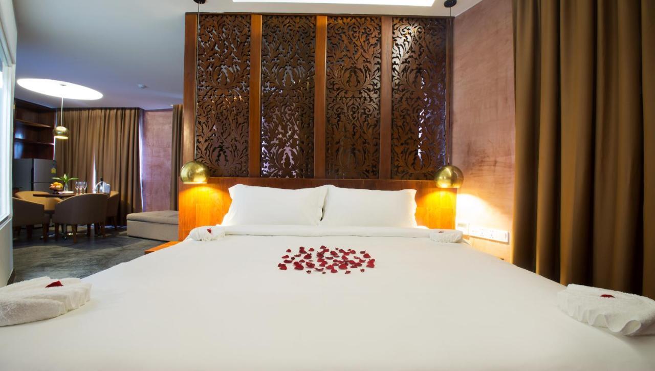 Almond Hotel Bassac River Phnom Penh Exteriör bild