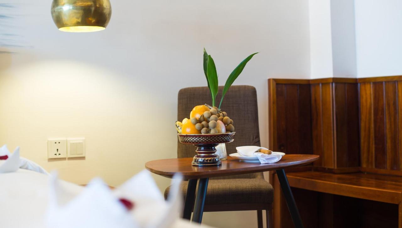 Almond Hotel Bassac River Phnom Penh Exteriör bild