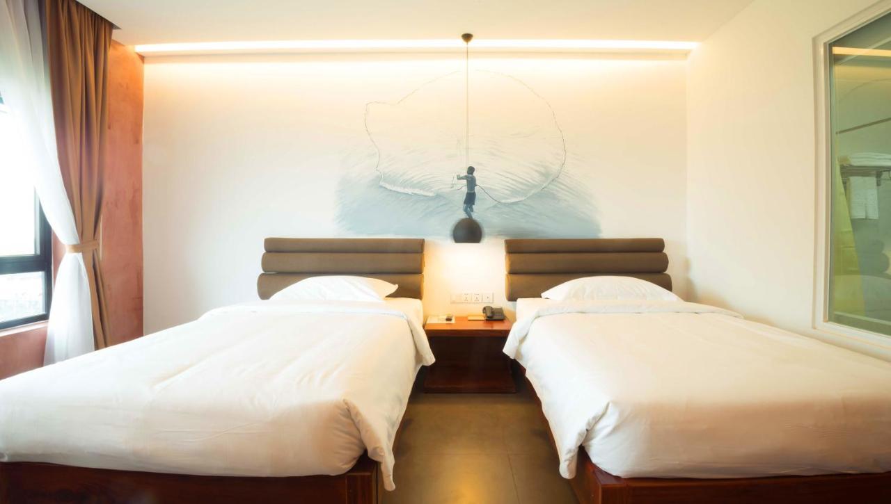 Almond Hotel Bassac River Phnom Penh Exteriör bild