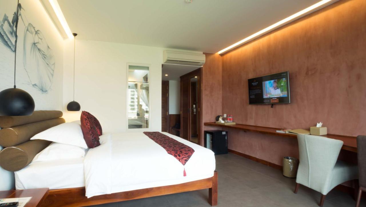 Almond Hotel Bassac River Phnom Penh Exteriör bild