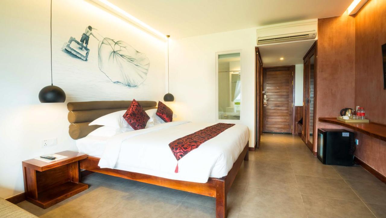 Almond Hotel Bassac River Phnom Penh Exteriör bild