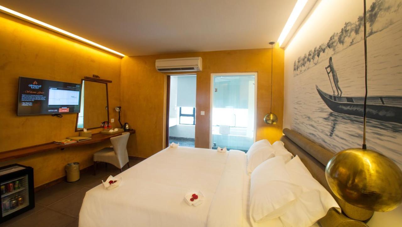 Almond Hotel Bassac River Phnom Penh Exteriör bild
