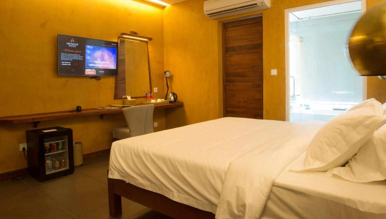 Almond Hotel Bassac River Phnom Penh Exteriör bild