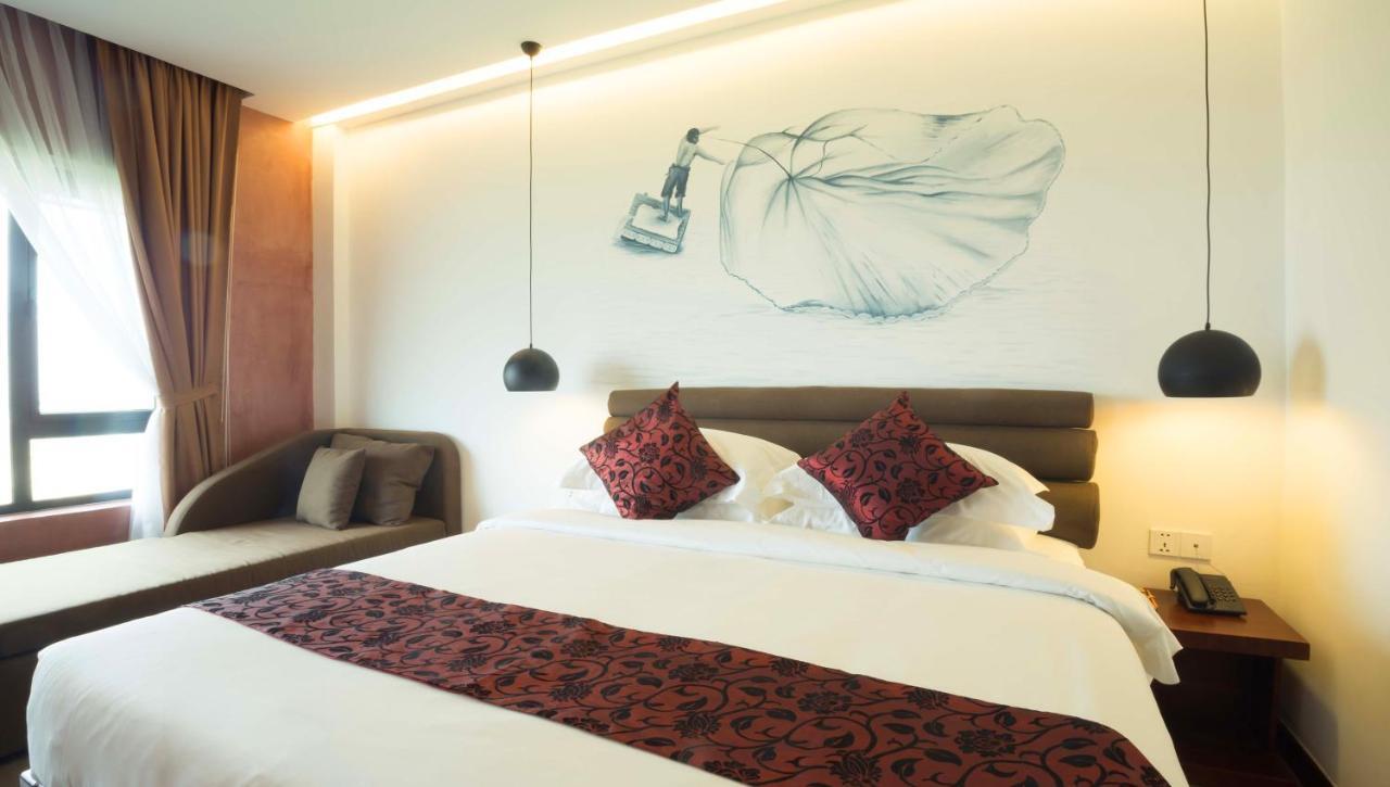 Almond Hotel Bassac River Phnom Penh Exteriör bild