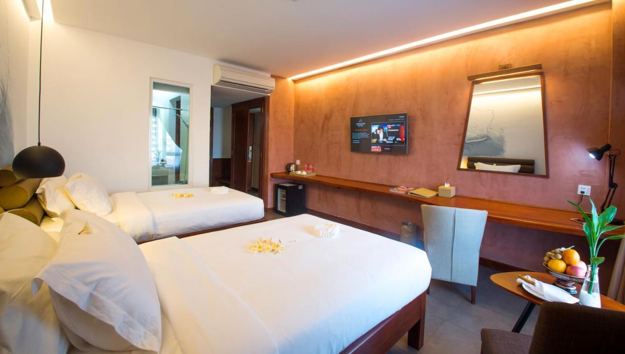 Almond Hotel Bassac River Phnom Penh Exteriör bild