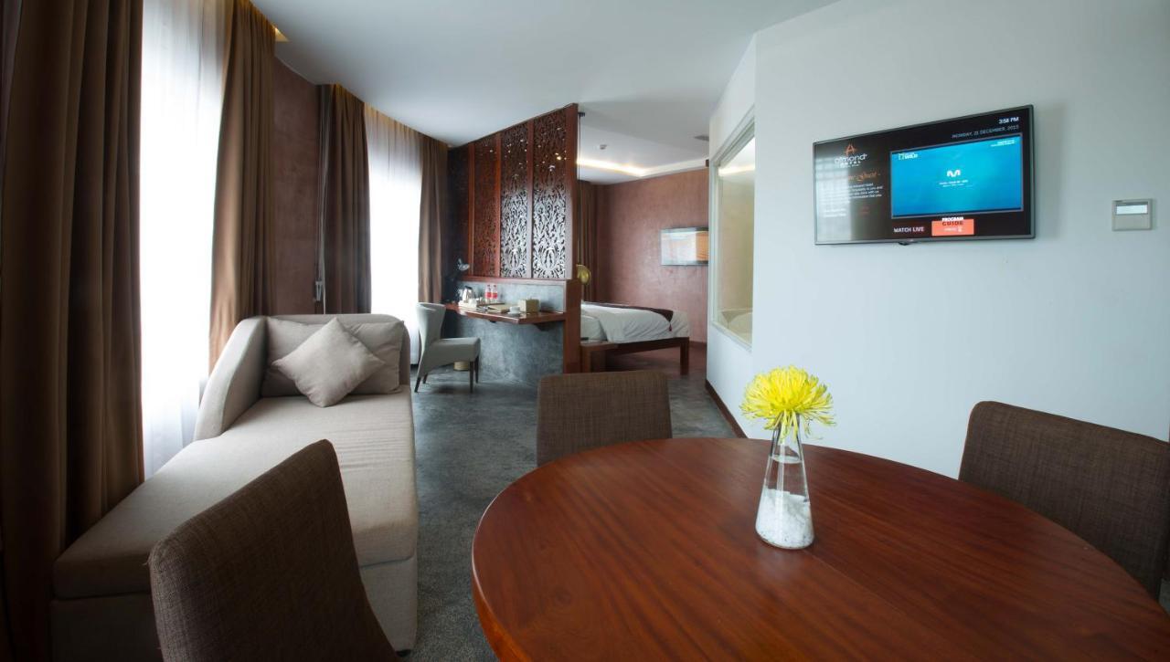 Almond Hotel Bassac River Phnom Penh Exteriör bild