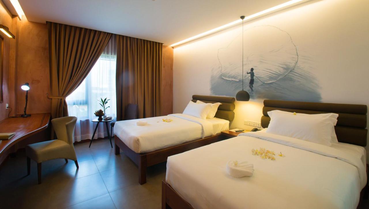 Almond Hotel Bassac River Phnom Penh Exteriör bild