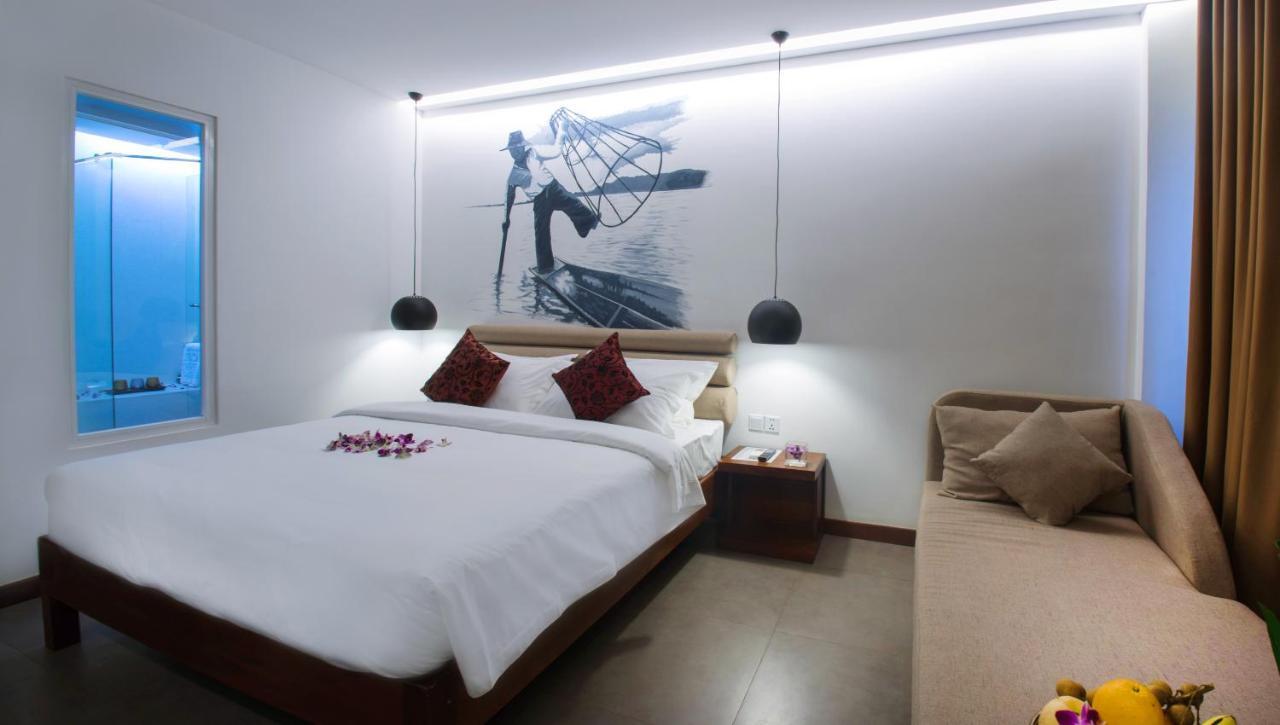 Almond Hotel Bassac River Phnom Penh Exteriör bild
