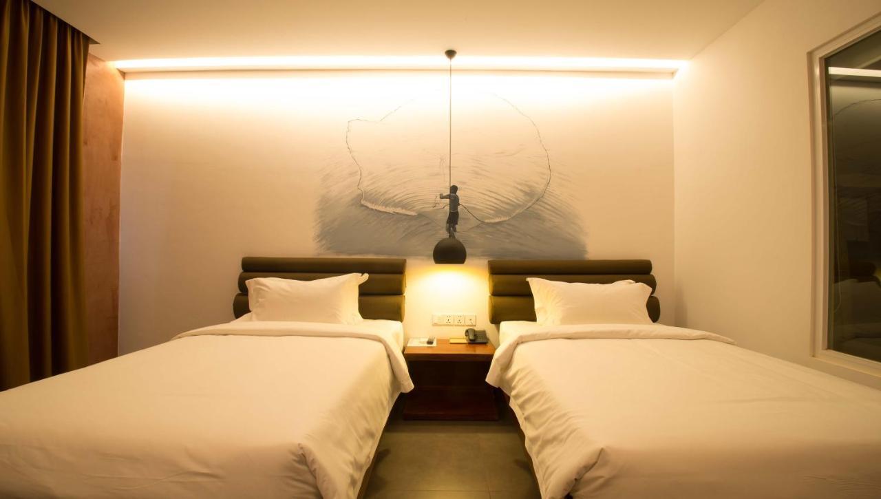 Almond Hotel Bassac River Phnom Penh Exteriör bild