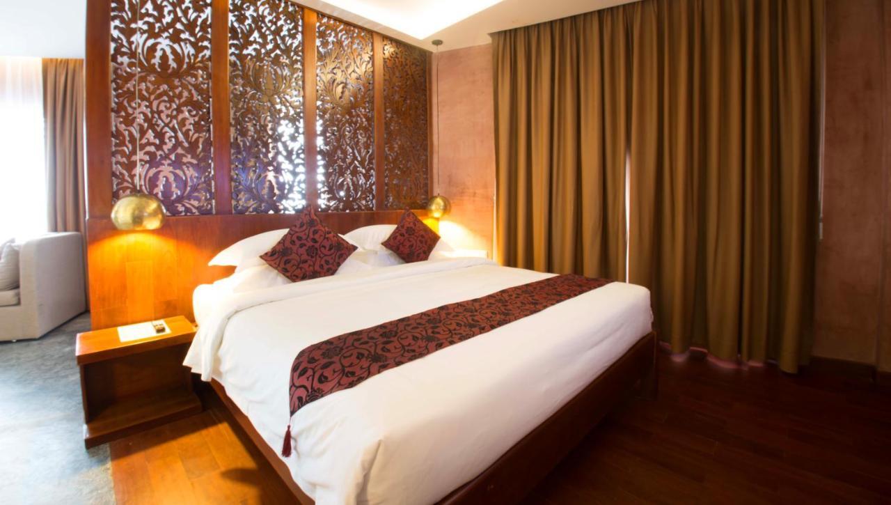 Almond Hotel Bassac River Phnom Penh Exteriör bild