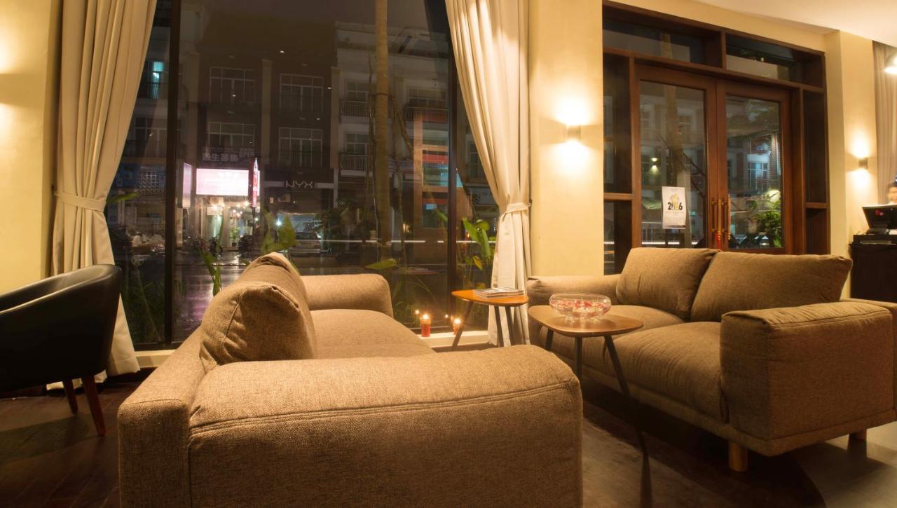 Almond Hotel Bassac River Phnom Penh Exteriör bild